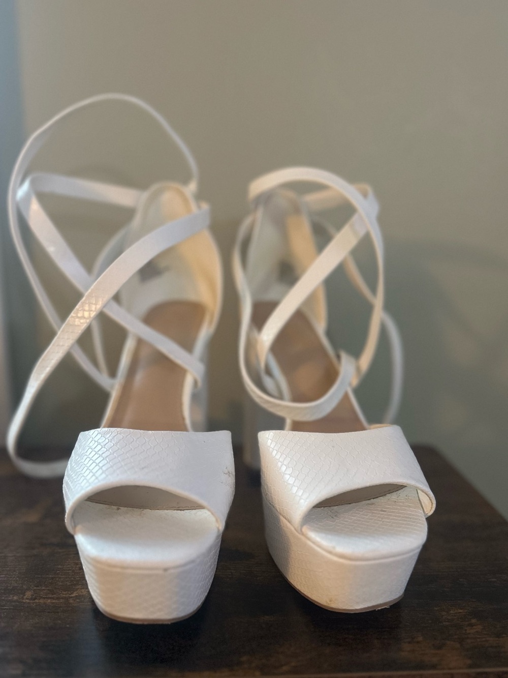 Shoe Dazzle White Faux-Snake Textered Platform Heels